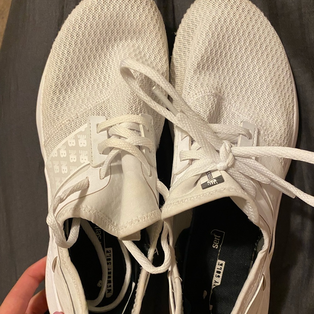 New balance lightweight tennis shoes